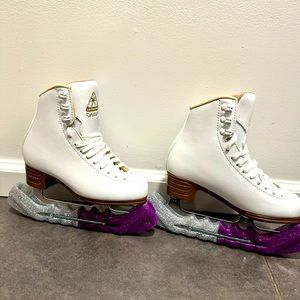 Artiste jackson figure skates